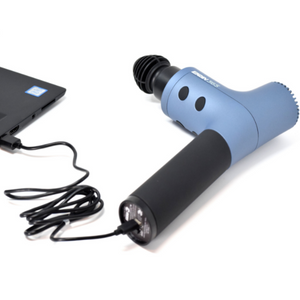 Ekrin Athletics 365 Vurmalı Masaj Aleti USB Type-C kablosuyla dizüstü bilgisayarda şarj oluyor
