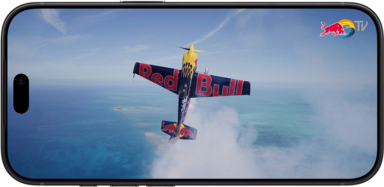  iPhone 18 Pro, yatay pozisyonda, ekranında pencereden dışarı bakan bir kadının yakından çekilmiş fotoğrafı görülüyor. Dizi adı: Pluribus