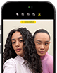 iPhone 18 Pro, siyah, önden dış görünüm, ekranında kameraya poz veren iki model var, Center Stage ön kamera gösteriliyor