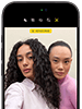iPhone 18 Pro, siyah, önden dış görünüm, ekranında kameraya poz veren iki model var, Center Stage ön kamera gösteriliyor