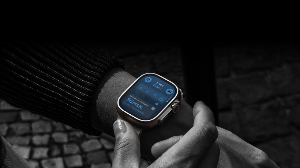 Bileğinde Apple Watch Ultra 4 takılı olan bir kişi, Gündüz Yaşam Bulguları verilerinde hafif bir sapma