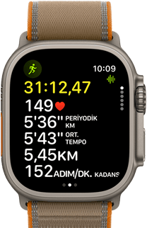 Apple Watch Ultra 4, titanyum kasa, natürel renk, gelişmiş Koşu (Dış) antrenmanı ölçümleri, sağ dış görünüm, Digital Crown, çıkıntılı yan düğme, Trail Loop kordon, kum beji renk