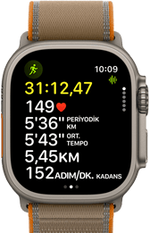 Apple Watch Ultra 4, titanyum kasa, natürel renk, gelişmiş Koşu (Dış) antrenmanı ölçümleri, sağ dış görünüm, Digital Crown, çıkıntılı yan düğme, Trail Loop kordon, kum beji renk