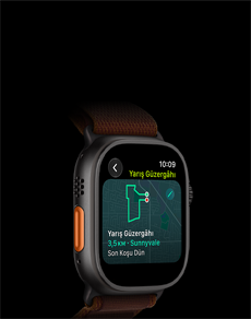 Apple Watch Ultra 4, titanyum kasa, siyah renk, bir koşu rotası haritasının gösterildiği Yarış Güzergâhı özelliği, sol dış görünüm, Eylem düğmesi, Alpine Loop kordon, burgonya renk