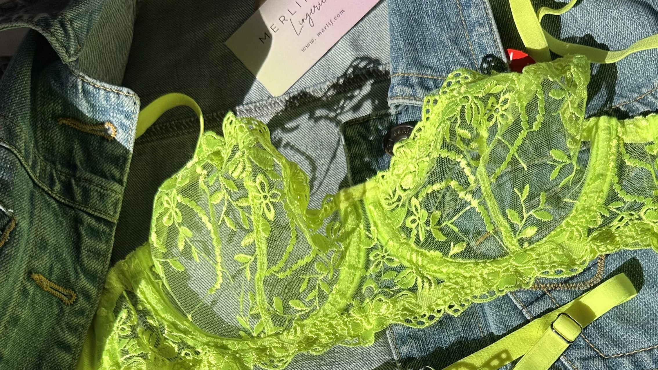 NEON YEŞİL SARI BRODE TAKIM