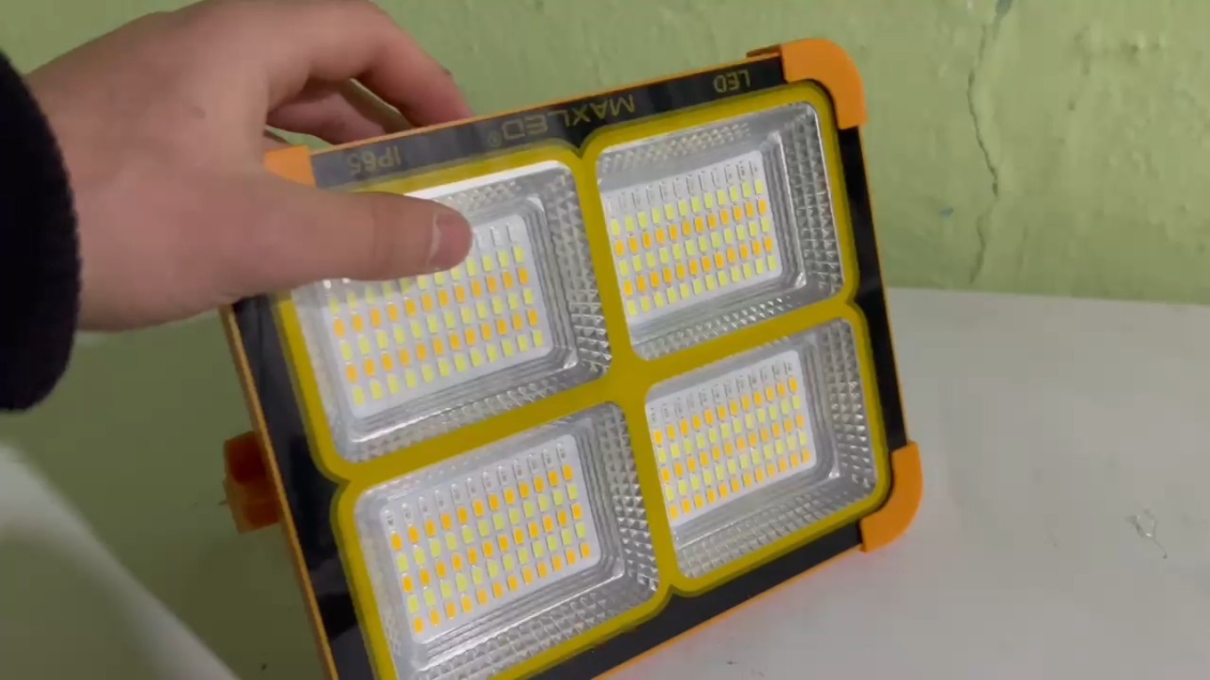 SOLAR ENERJİLİ PROJEKTÖR 