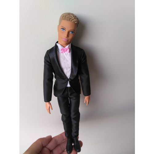 Barbie Smokinli Ken Damat Bebek Sari Sacli Dvp39 Fiyati