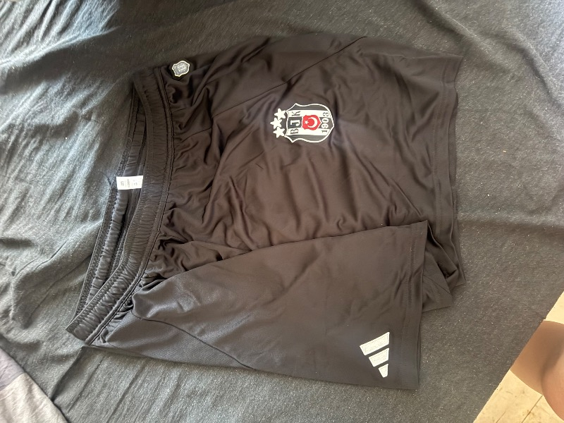 Adidas Beşiktaş 24/25 Erkek Siyah Şort IU1236 Modeli ile Şık ve Rahat Tasarım