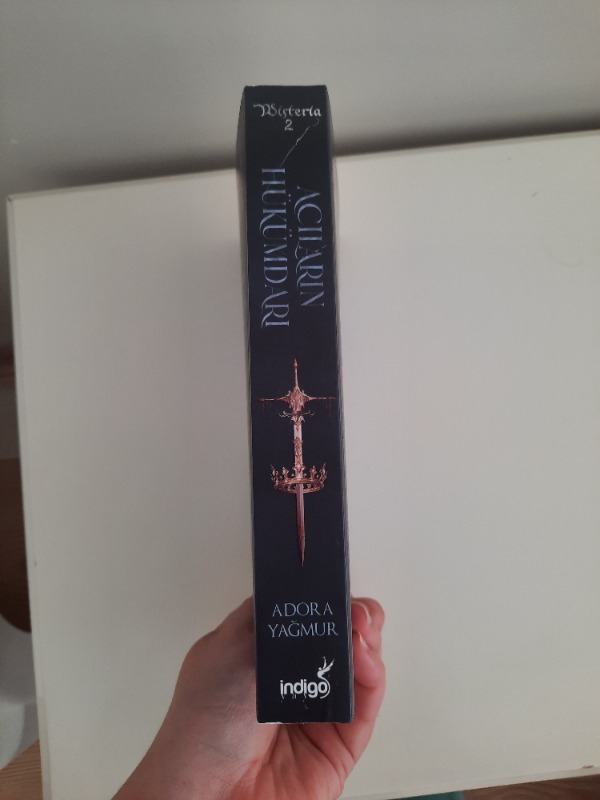 Acıların Hükümdarı - Adora Yağmur