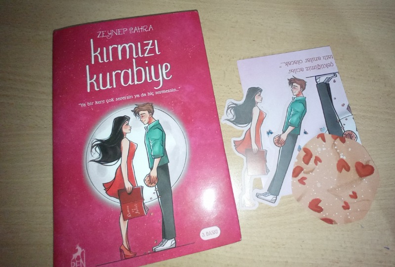 Kırmızı Kurabiye (Ciltli) - Zeynep Sahra