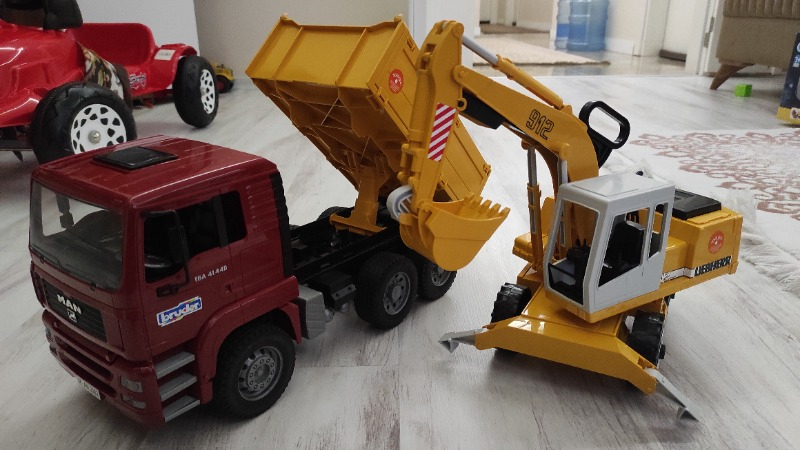 Bruder MAN Damperli Kamyon & Liebherr Ekskavatör BR02751