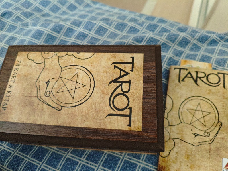 Delta Kültür Yayınevi Hilal Altundal Tarot Destesi ve Kitabı – 78 Kart, 161 Sayfa, Ahşap Kutulu Rehber Set