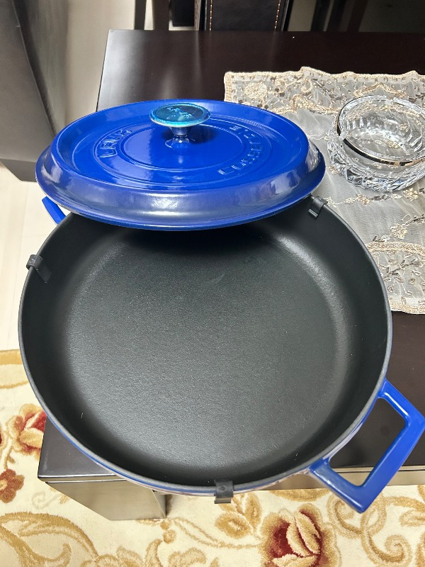 Lava Döküm Çok Amaçlı Yayvan Tencere 28 cm Mavi 3 Kat Emaye Kaplama ile Dayanıklı Kullanım