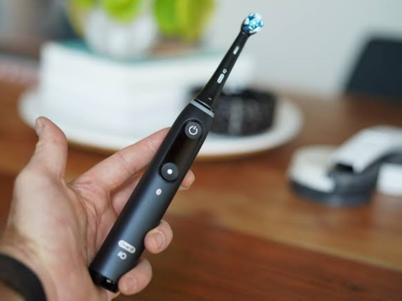 Oral-B iO 10 Şarjlı Diş Fırçası - Kozmik Siyah