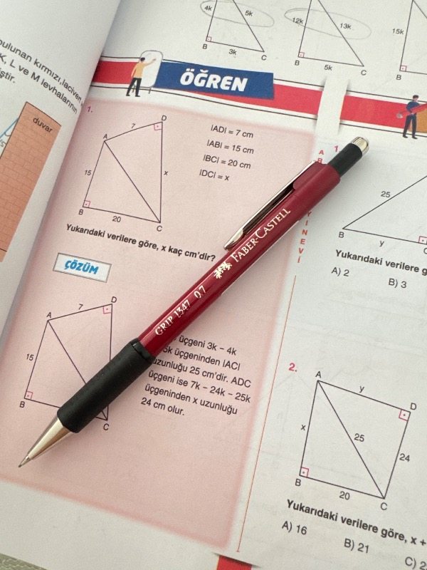 Faber-Castell Grip 1347 Versatil Kalem, 0.7 mm, Bordo, Ergonomik Tutuş, Yaylı Uç, Uzun Silgi, Modern Tasarım