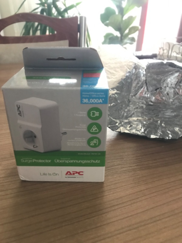 Schneider Electric APC Tekli Akım Korumalı Priz  230V PM1W-GR (Beyaz)