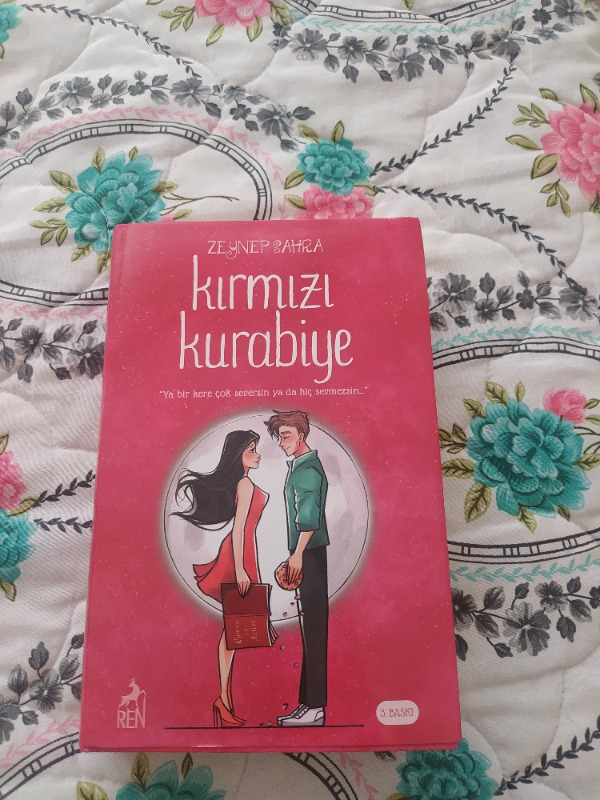 Kırmızı Kurabiye (Ciltli) - Zeynep Sahra