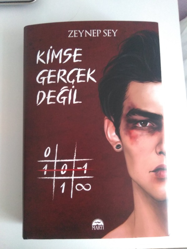 Kimse Gerçek Değil (Ciltli) - Zeynep Sey
