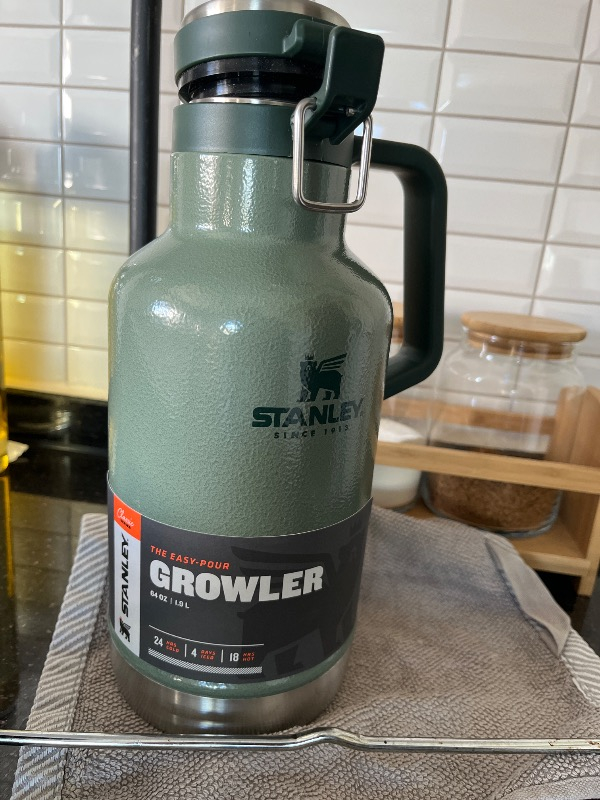 Stanley Termos The Easy-Pour Growler 1.9L / 64oz  Hammertone Green