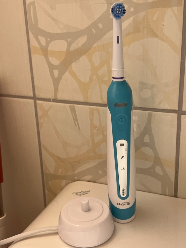 Direct Nexus Elektirikli Diş Fırçası Orta Sertlikte Kıllar ile 2 Yedek Başlık ve Sert Plastik Seyahat Kabı