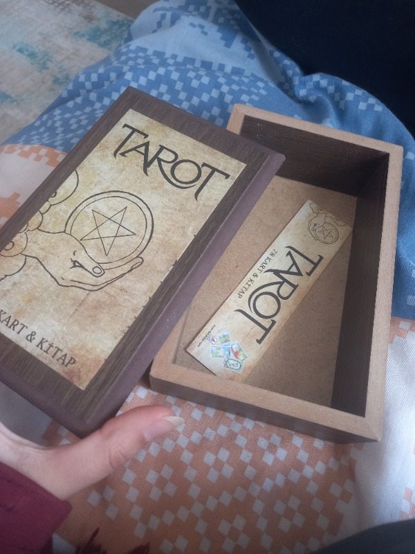 Delta Kültür Yayınevi Hilal Altundal Tarot Destesi ve Kitabı – 78 Kart, 161 Sayfa, Ahşap Kutulu Rehber Set