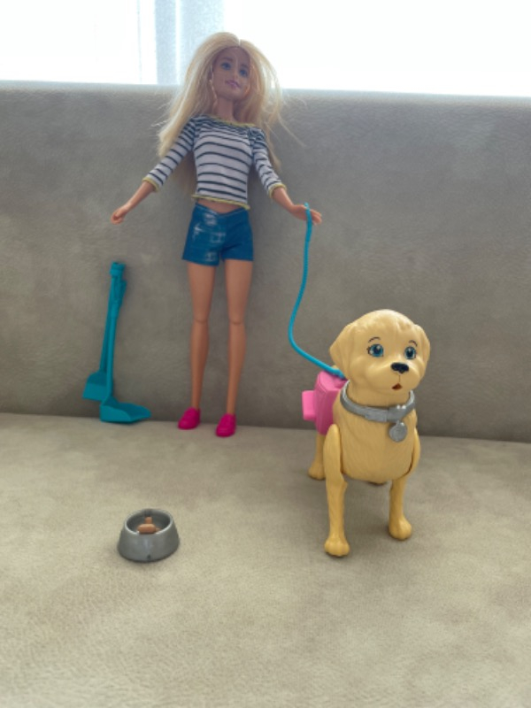Barbie ve Tuvalet Eğitimindeki Köpeği