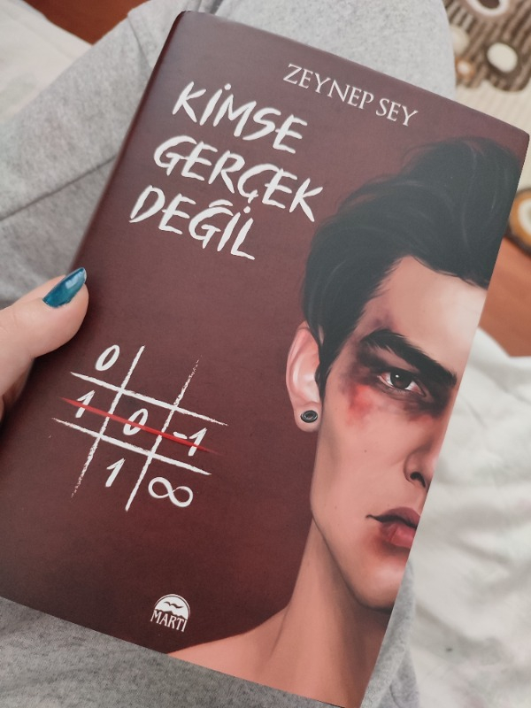 Kimse Gerçek Değil (Ciltli) - Zeynep Sey