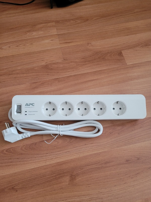 Schneider Electric APC 5'li Akım Korumalı Priz PM5-GR