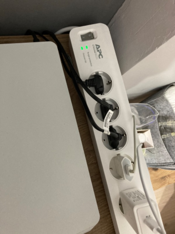 Schneider Electric APC 5'li Akım Korumalı Priz PM5-GR