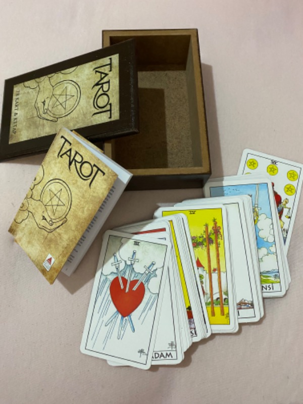 Tarot Destesi ve Kitabı (Ahşap Kutulu) - Hilal Altundal