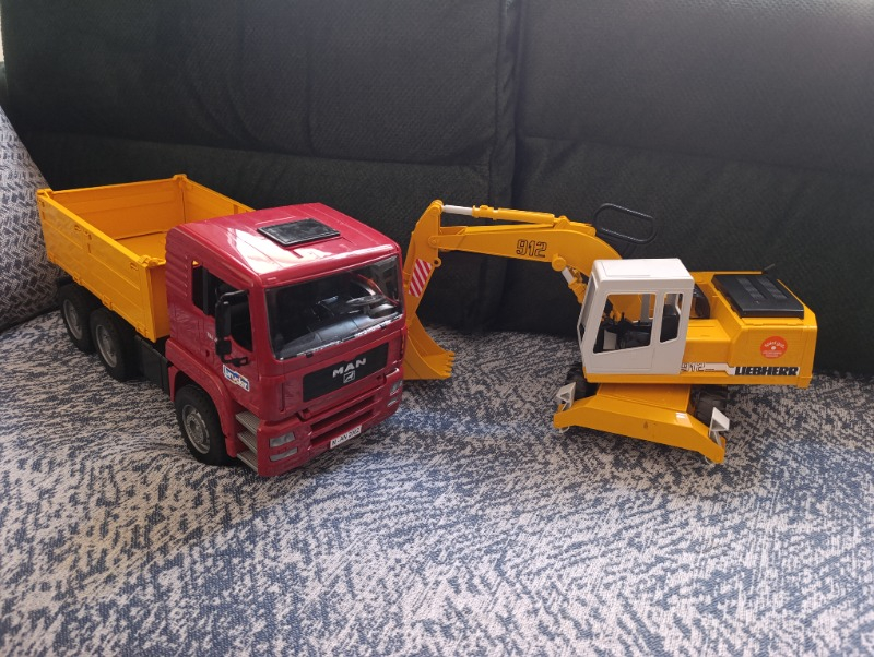 Bruder MAN Damperli Kamyon & Liebherr Ekskavatör BR02751
