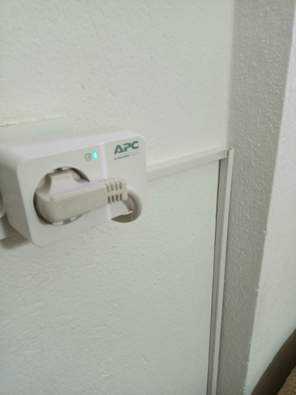 Schneider Electric APC Tekli Akım Korumalı Priz  230V PM1W-GR (Beyaz)