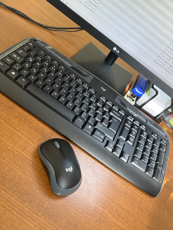 Logitech MK330 Kablosuz Türkçe Klavye Mouse Seti - Siyah