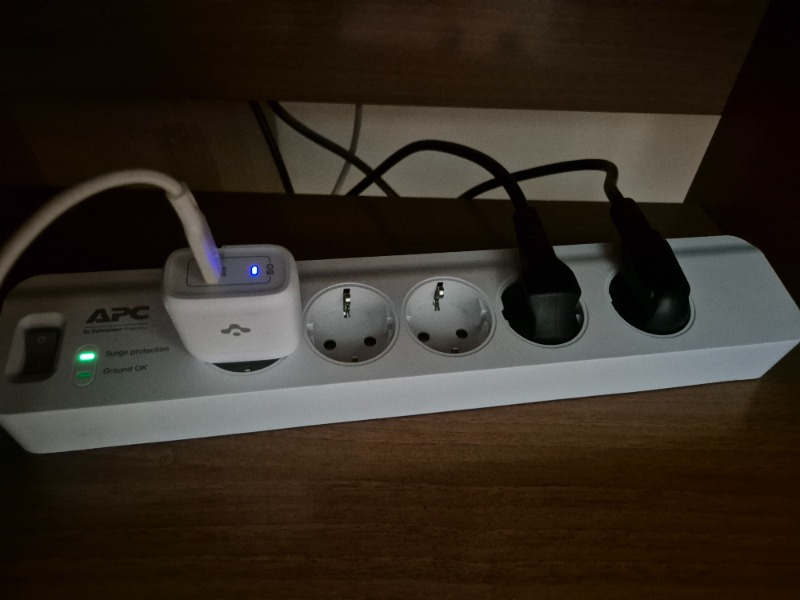 Schneider Electric APC 5'li Akım Korumalı Priz PM5-GR
