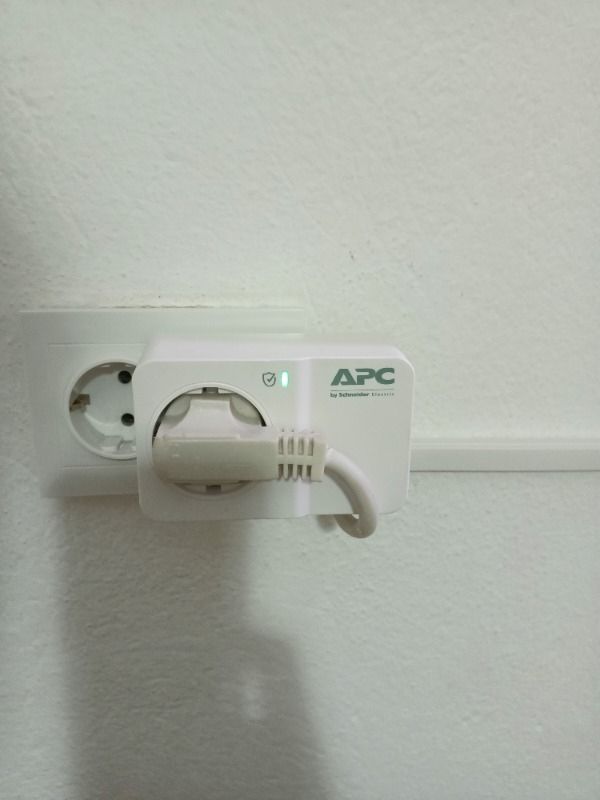 Schneider Electric APC Tekli Akım Korumalı Priz  230V PM1W-GR (Beyaz)