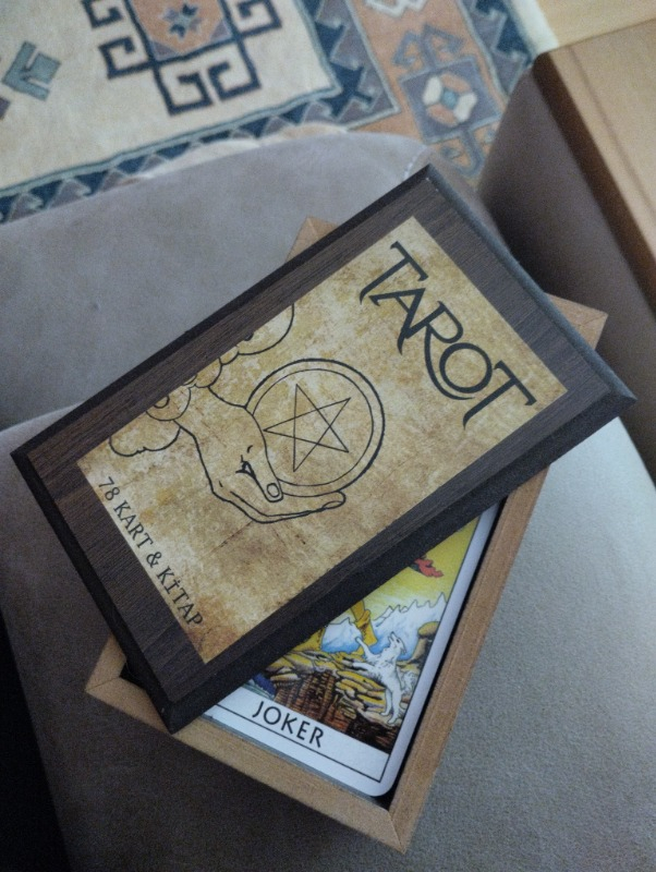 Delta Kültür Yayınevi Hilal Altundal Tarot Destesi ve Kitabı – 78 Kart, 161 Sayfa, Ahşap Kutulu Rehber Set