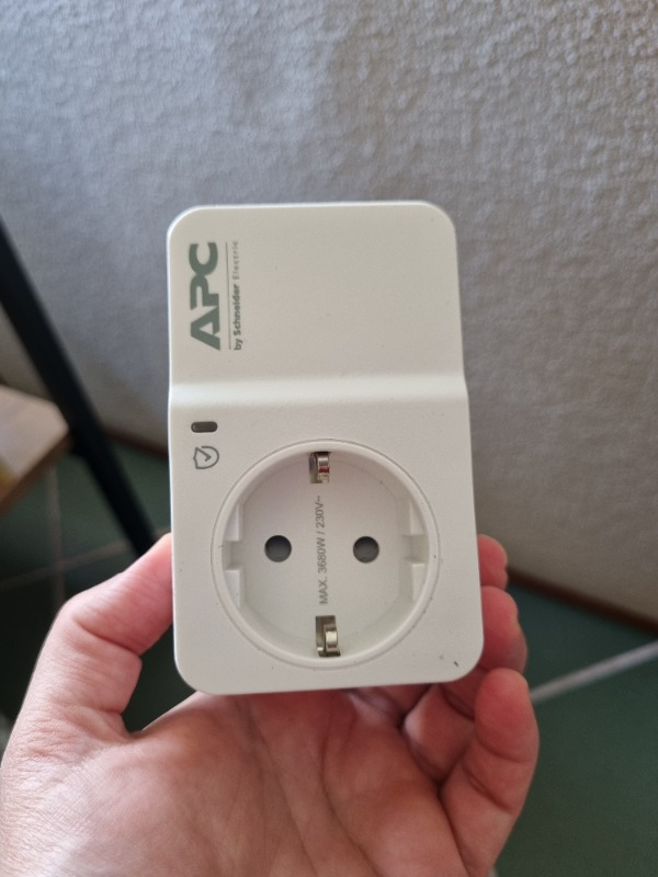 Schneider Electric APC Tekli Akım Korumalı Priz  230V PM1W-GR (Beyaz)