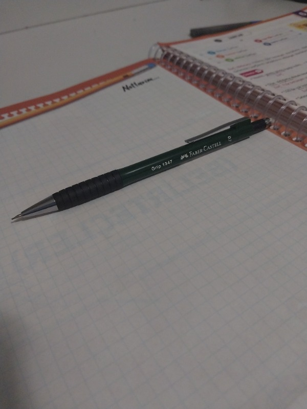 Faber-Castell Grip 1345/47 Versatil Kalem, 0.7 mm, Koyu Yeşil, Ergonomik Tutuş, Yaylı Uç, Uzun Silgi