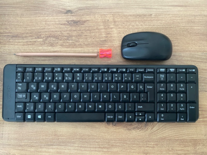 Logitech MK220 Kablosuz Türkçe Klavye Mouse Seti - Siyah