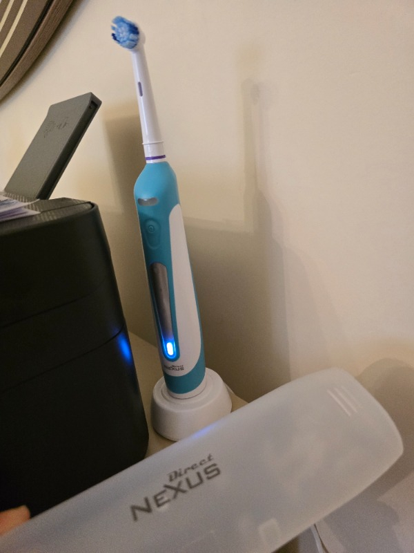 Direct Nexus Elektirikli Diş Fırçası Orta Sertlikte Kıllar ile 2 Yedek Başlık ve Sert Plastik Seyahat Kabı