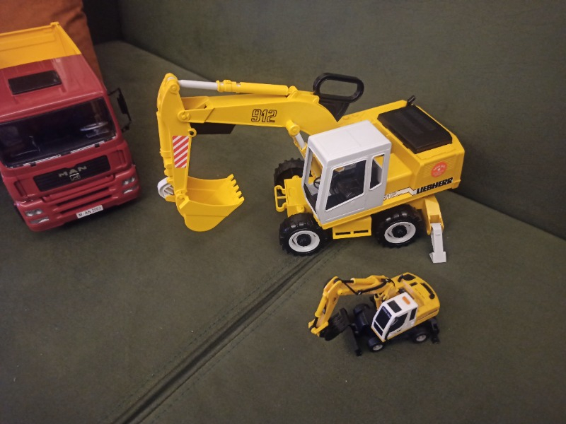 Bruder MAN Damperli Kamyon & Liebherr Ekskavatör BR02751