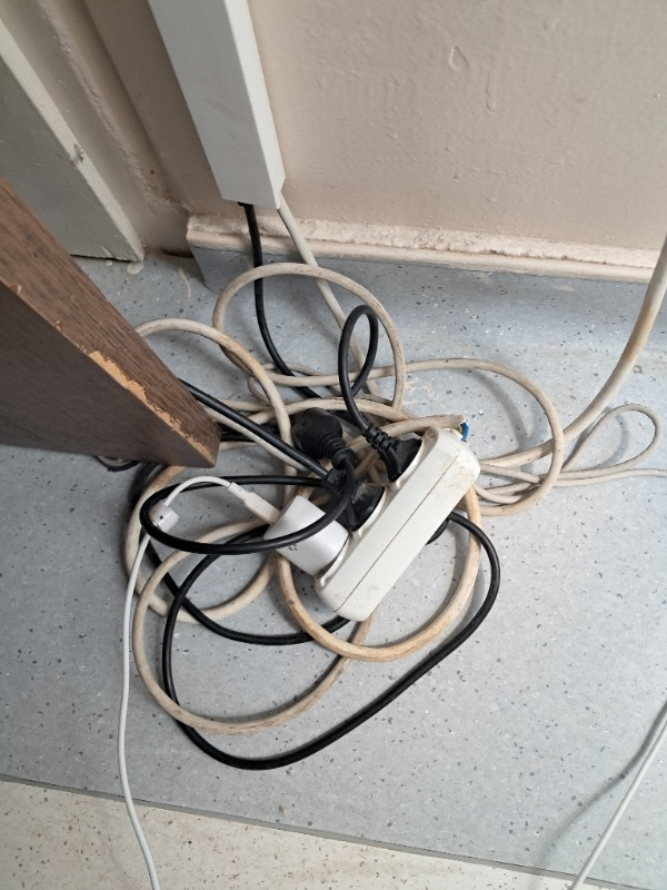 Viko 2 Metre Kablolu Topraklı Çocuk Korumalı Üçlü Priz Beyaz Renkli Güvenli Tasarım