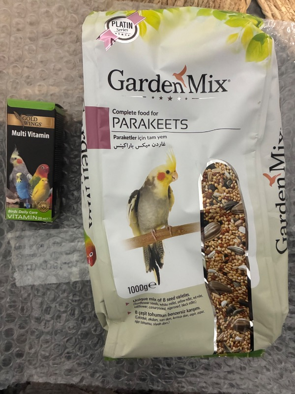 Gold Wings Premium Paraket Yemi 1 kg – Sarı ve Kızıl Darı, Aspir, Mısır, Ay Çekirdeği ve Vitaminli Galeta İçerikli Karışım