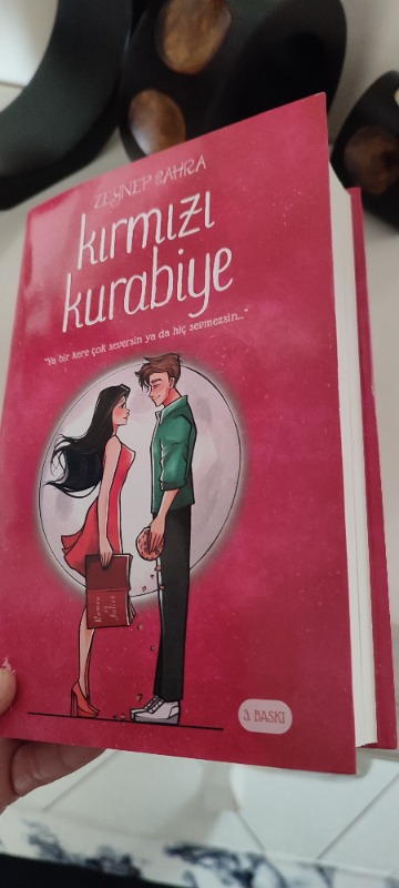 Kırmızı Kurabiye (Ciltli) - Zeynep Sahra