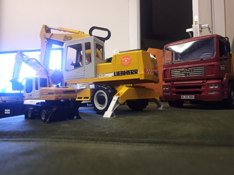 Bruder MAN Damperli Kamyon & Liebherr Ekskavatör BR02751