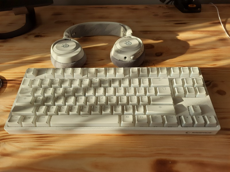 Steelseries Arctis Nova 1 Multi-System Oyun Kulaklığı - Beyaz