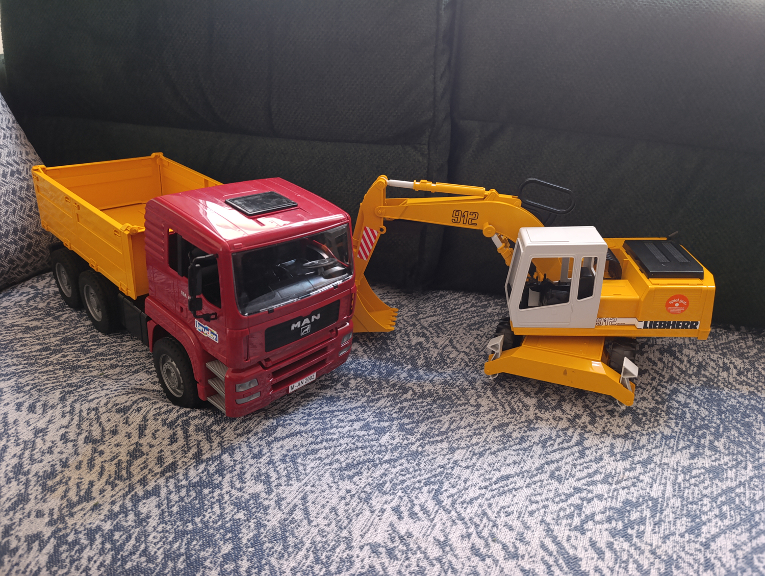Bruder MAN Damperli Kamyon & Liebherr Ekskavatör BR02751