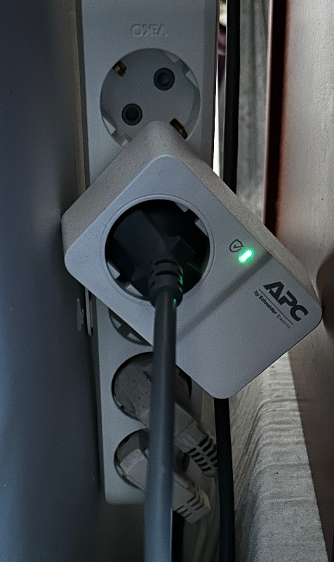 Schneider Electric APC Tekli Akım Korumalı Priz  230V PM1W-GR (Beyaz)