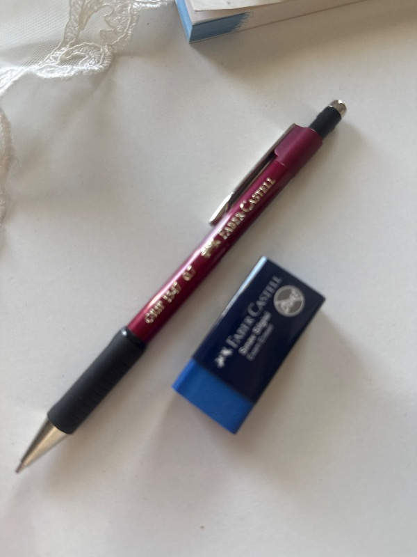 Faber-Castell Grip 1347 Versatil Kalem, 0.7 mm, Bordo, Ergonomik Tutuş, Yaylı Uç, Uzun Silgi, Modern Tasarım