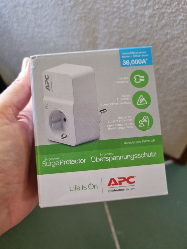 Schneider Electric APC Tekli Akım Korumalı Priz  230V PM1W-GR (Beyaz)